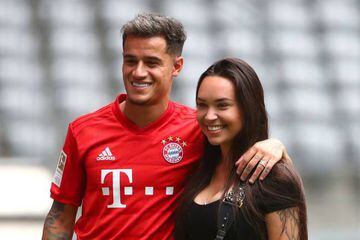 Philippe Coutinho poses with his wife, Aine Coutinho, during his recent Bayern Munich presentation.