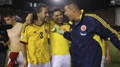 Mario Yepes, Teófilo Gutiérrez y Faryd Mondragón celebrando un triunfo de la Selección Colombia ante Paraguay por Eliminatorias.
