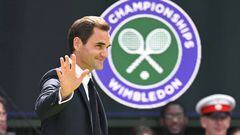 El tenista suizo Roger Federer saluda a los aficionados durante la celebración del 100 aniversario de la Pista Central de Wimbledon.