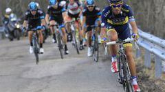 Contador ataca en Prati di Tivo. Detr&aacute;s, Ur&aacute;n y Henao tiran de Chris Froome.