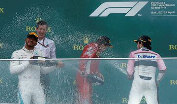 Lewis Hamilton, Sergio Pérez  Kimi Raikkonen  se bañan en champaña.
