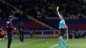 Sánchez Martínez saca tarjeta amarilla a Xavi en el Barça-Atlético.