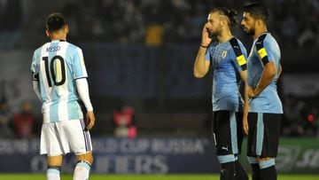 Suárez y Messi se miden en el clásico del Río de la Plata