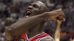 Michael Jordan celebra el sexto anillo de los Chicago Bulls.