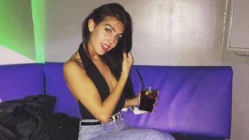 Georgina Rodríguez tomando una copa en un bar