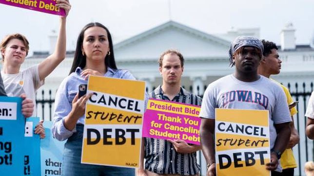 What is the average student loan debt for public and private US college graduates?