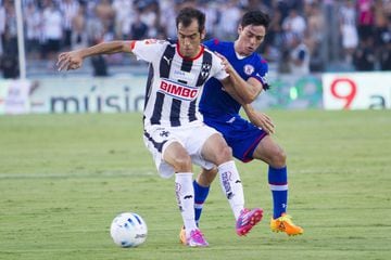 En 2003, el 'Chelito' Delgado llegó a México para vestir los colores de Cruz Azul, en 2008 emigró al Lyon de Francia y en 2011 regresó a la Liga MX. Durante el Apertura 2011, el atacante argentino se reencontró por primera vez ante los celestes en un partido que ganaron 2-1 los capitalinos. En total, Delgado se enfrentó seis veces a 'La Máquina' con un saldo de una victoria, un empate y cuatro derrotas. 