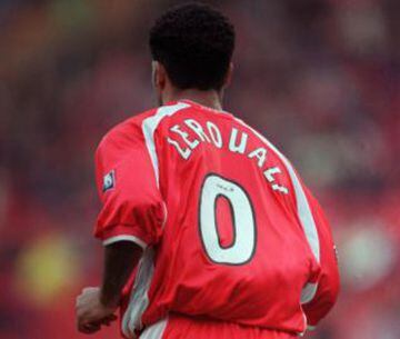 El marroquí no tuvo un paso muy recordado en los futbolístico por el Aberdeen de Escocia (1999-2002) pero sí resaltó por usar la camiseta 0, por seguir uno de sus apodos 'Zero'. Al año siguiente, la Liga prohibió que se usara ese número.