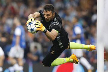 Buffon warms up for Real Madrid