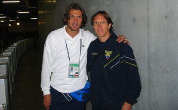Paolo Maldini y Juan Carlos Burbano, en medio del Mundial 2002. Durante su carrera, el ex volante también jugó en Universidad Católica de Ecuador y Deportivo Quito.