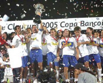 La coronación del plantel de Universidad Católica, luego de quedarse con el título del Clausura 2005.
