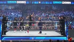 Roman Reigns ataca a Paul Heyman en SmackDown.