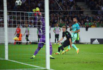 El jugador del Barcelona Arda Turan anota el gol del empate (1-1) ante el arquero del Borussia Moenchengladbach Yann Sommer 
