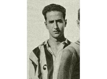 Chirri II debutó con la Selección el 22 de abril de 1928. Tenía 19 años, nueve meses y 12 días. Manuel Sarmiento Birba le definió como “un científico del fútbol”. Cuatro veces internacional, ganó tres Copas y tres Ligas en aquel maravilloso Athletic de an