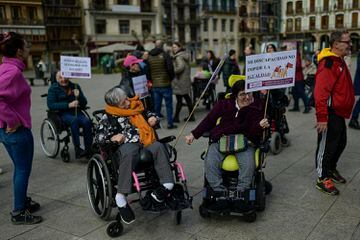 Un grupo de mujeres protestan durante la celebración del Día Internacional de la Mujer en Pamplona, España. 
