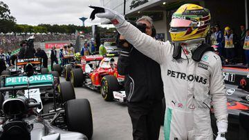 Lewis Hamilton celebrando su pole en Brasil.