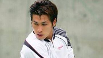 El tenista Junn Mitsuhashi disputa un partido.