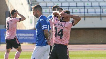 Los jugadores del Marbella Fernando Rom&aacute;n y Gustavo Quezada se llevan las manos a la cabeza.