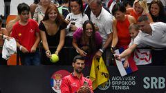 Djokovic, fotografiándose con aficionados en la Fonteta.