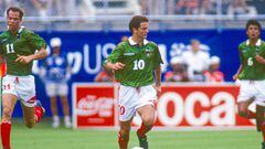 Luis García conduce el balón en el partido entre México y Bulgaria en los Cuartos de Final de la Copa del Mundo de Estados Unidos 1994.