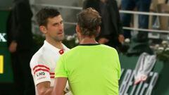 Así se saludan los mejores... Nadal y Djokovic tras el partido