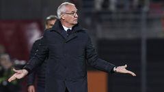 Nantes&#039; Italian head coach Claudio Ranieri gestures during the French L1 football match between Dijon (DFCO) and FC Nantes, on October 28, 2017, at the Gaston-Gerard stadium in Dijon, central eastern France. / AFP PHOTO / PHILIPPE DESMAZES