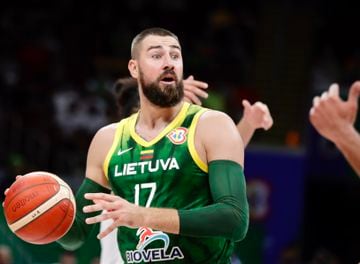 Manila (Philippines), 25/08/2023.- Jonas Valanciunas of Lithuania in action during the FIBA Basketball World Cup 2023 group stage match between Egypt and Lithuania in Manila, Philippines, 25 August 2023. (Baloncesto, Egipto, Lituania, Filipinas) EFE/EPA/FRANCIS R. MALASIG
