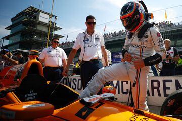 El español Fernando Alonso entrando al coche antes de su  participación en la última sesión de entrenamientos de las 500 Millas de Indianápolis 