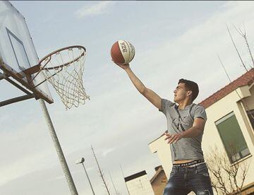 En esta imagen de sus redes sociales aparece jugando al baloncesto