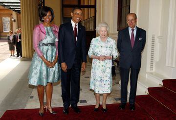 U.S. President Barack Obama and  first lady Michelle Obama pose with Queen Elizabeth II and her consort, Prince Philip, Duke of Edinburgh, at Buckingham Palace in London, Britain, May 24, 2011. 