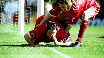 Robbie Fowler del Liverpool es apartado por su compañero de equipo Steve McManaman después de imitar la inhalación de cocaína para celebrar su primer gol contra el Everton en el partido de la FA Carling Premiership en Anfield en Liverpool, Inglaterra. El Liverpool ganó 3-2.