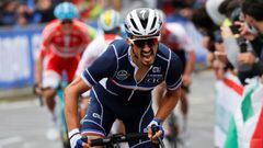 El ciclista franc&eacute;s Julian Alaphilippe ataca durante la prueba en l&iacute;nea masculina de los Mundiales de Ciclismo en Ruta de Imola 2020.