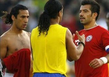 Brasil goleó 4-0 a Chile, en un amistoso jugado en Suecia en 2007, y Luis Pedro Figueroa corrió para pedirle la camiseta a Ronaldinho, acción que fue muy criticada en el país. El jugador después explicó que fue para una obra benéfica.
