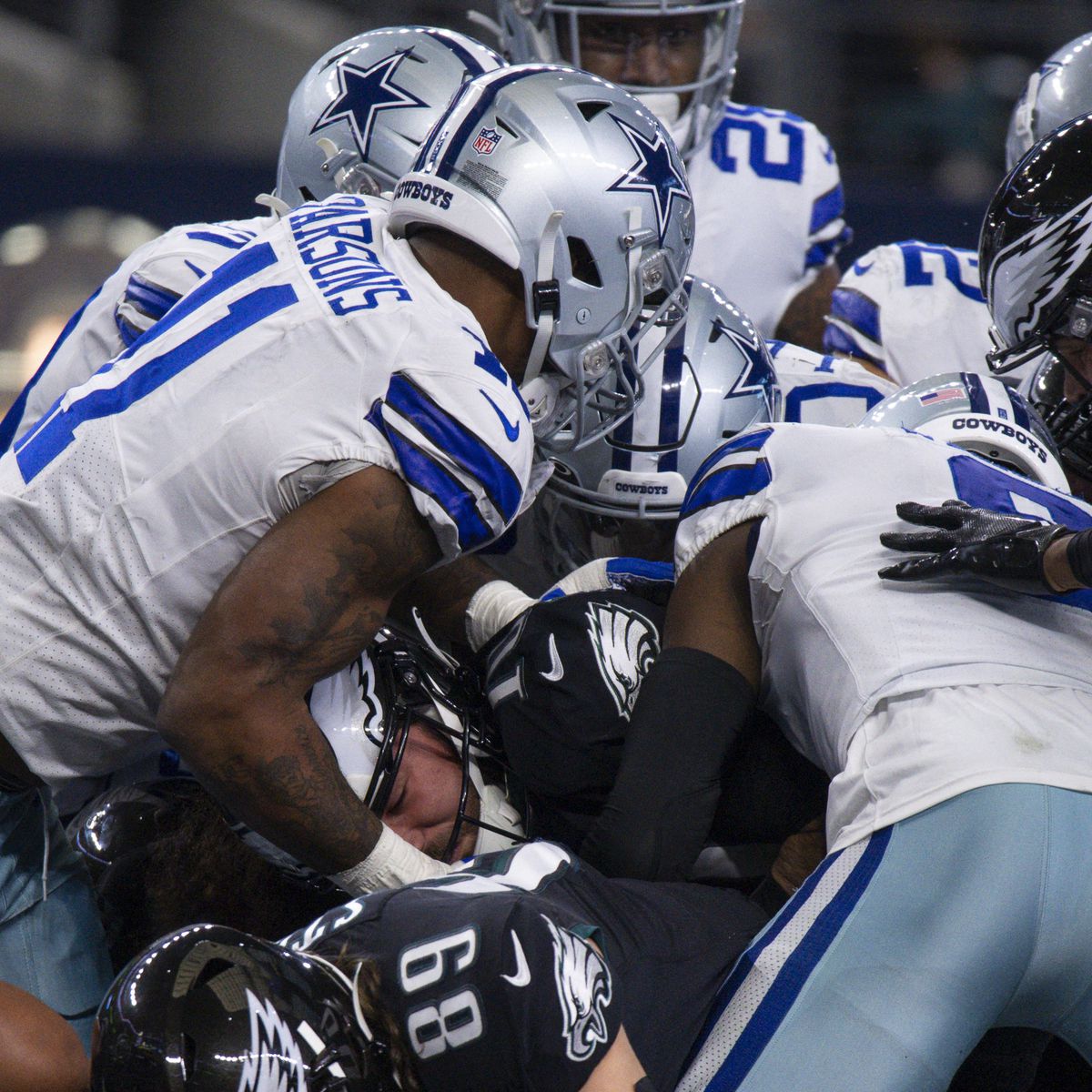 Micah Parsons Wearing Added Protective Equipment vs. Titans