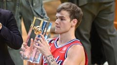 Basketball player Mac McClung, of the Philadelphia 76ers, holds the trophy after winning the Slam Dunk Contest of the NBA All-Star week-end in Salt Lake City, Utah, February 18, 2023. (Photo by Patrick T. Fallon / AFP)