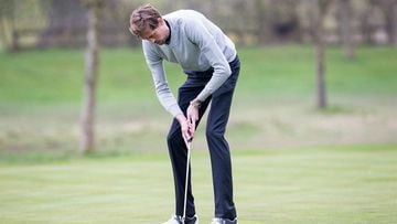 An image of Peter Crouch playing golf goes viral