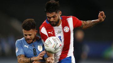 Omar Alderete, pugna por Nahitan Nandez en el Paraguay-Uruguay de la Copa Am&eacute;rica. 