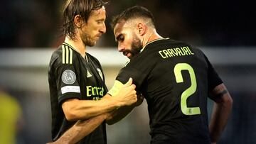 Luka Modric le pone el brazalete de capitán a Dani Carvajal en Celtic Park.