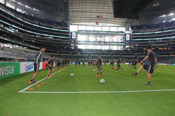 Sesión de entrenamiento de la Selección Mexicana en el estadio de los Vaqueros de Dallas. 