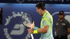 El tenista serbio Novak Djokovic se lamenta durante su partido aante Daniil Medvedev en la semifinal del Dubai Duty Free Tennis ATP Championships 2023 de Dubai.