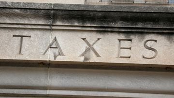 FOTO DE ARCHIVO: La palabra &quot;impuestos&quot; se ve grabada en la sede del Servicio de Impuestos Internos (IRS) en Washington, DC, EE. UU., 10 de mayo de 2021. 