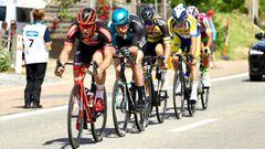 Jan-Willem Van Schip, del equipo BEAT Cycling, rueda con la bicicleta con su innovador manillar durante la tercera etapa del Tour de B&eacute;lgica.