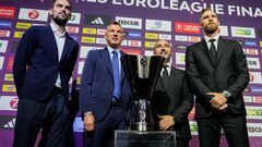 El entrenador lituano del Barcelona, Sarunas Jasikevicius (i), y el jugador Tomas Satoransky (2i), el entrenador Chus Mateo (2d) y el jugador Dzanan Musa, del Real Madrid, posan junto al trofeo de la Euroliga durante la rueda de prensa de entrenadores y jugadores.