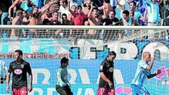 <b>BAHA DIO PRIMERO. </b>El marroquí del Málaga celebra su gol, el 1-0, mientras Juanito, Maxi, Asenjo y Ujfalusi muestran su enfado.  La cosa ya sólo empeoraría para ellos.
