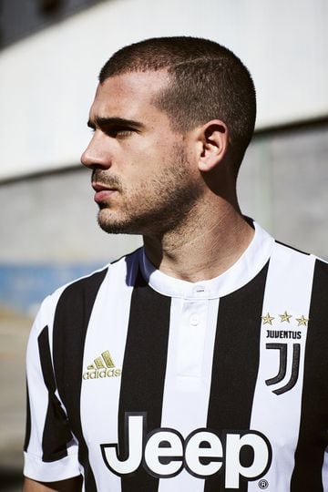 Cuadrado presenta la camiseta de la Juventus 2017 - 2018
