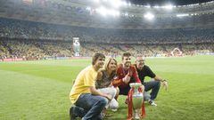 Piqué posa con su padre Joan Piqué, su madre Montserrat Bernabéu y su hermano pequeño tras ganar con España la Eurocopa de 2012.
 