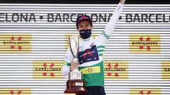 Adam Yates posa en el podio como ganador de la general de la Volta a Catalunya 2021.