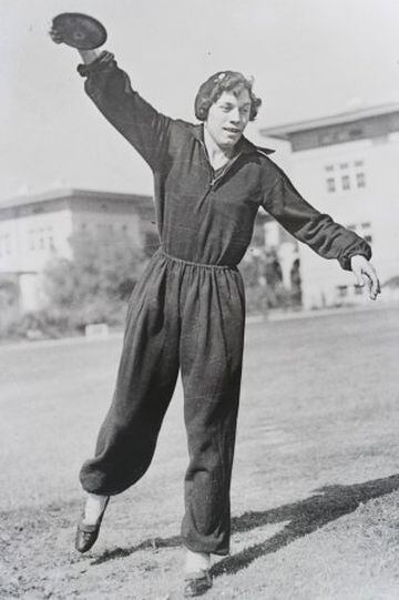 Stanislawa Walasiewicz fue la campeona olímpica de los 100 metros planos en Los Ángeles 1936. Murió en 1980, víctima de un asalto a mano armada. Al momento de realizársele la autopsia, se descubrió que poseía genitales masculinos, aunque subdesarrollados. A pesar de la polémica, mantiene el status de campeona olímpica post-mortem y sus registros no han sido borrados por el Comité Olímpico Internacional.