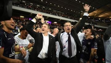 Toulouse&#039;s French coach Philippe Montanier (L) and Toulouses&#039;s president Damien Comolli celebrate their victory and promotion back to Ligue 1 after during the French L2 football match between Toulouse (TFC) and Chamois Niortais FC (Niort) at Le 
