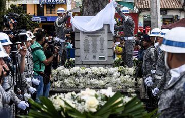 Dos soldados descubren en Antioquia, Colombia, una placa conmemorativa en honor a las víctimas del accidente aéreo. 